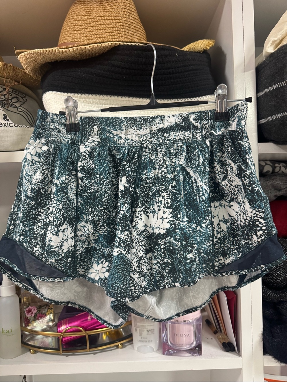 Lululemon Hotty Hot Running Shorts Size 6 | Green Floral Print | Built-In Liner - Picture 4 of 7